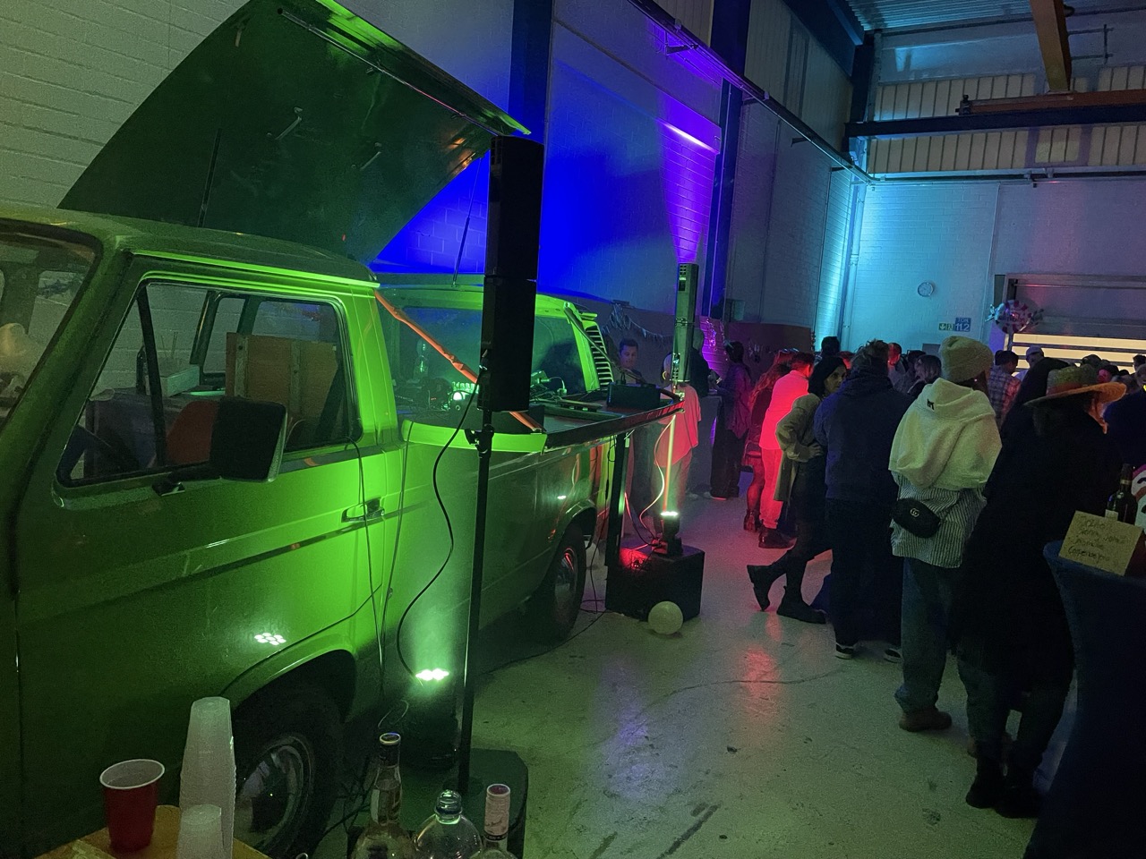 KEVGROOVE Bulli-Bar bei Nacht mit Beleuchtung